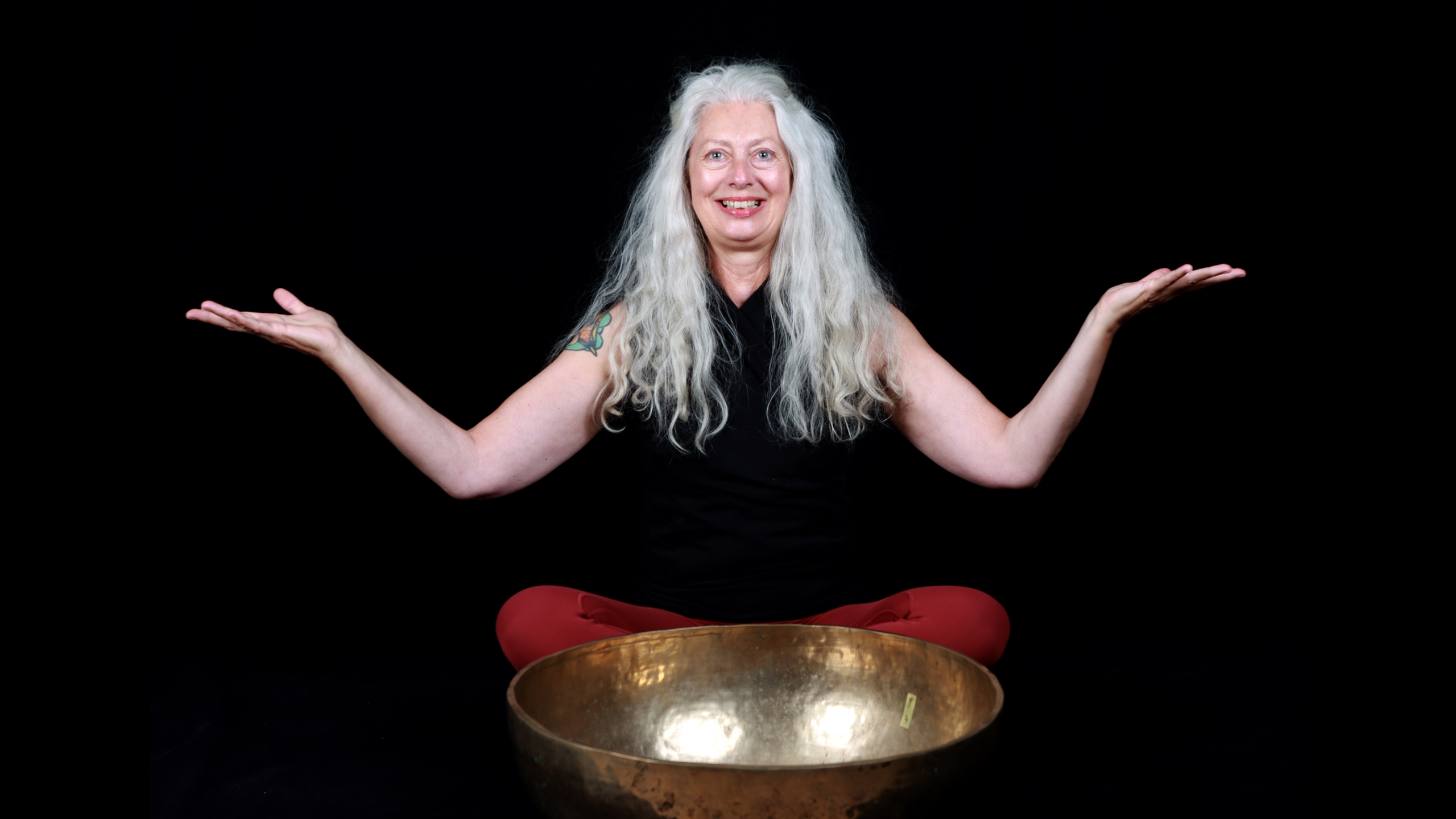 Karin mit Klangschale