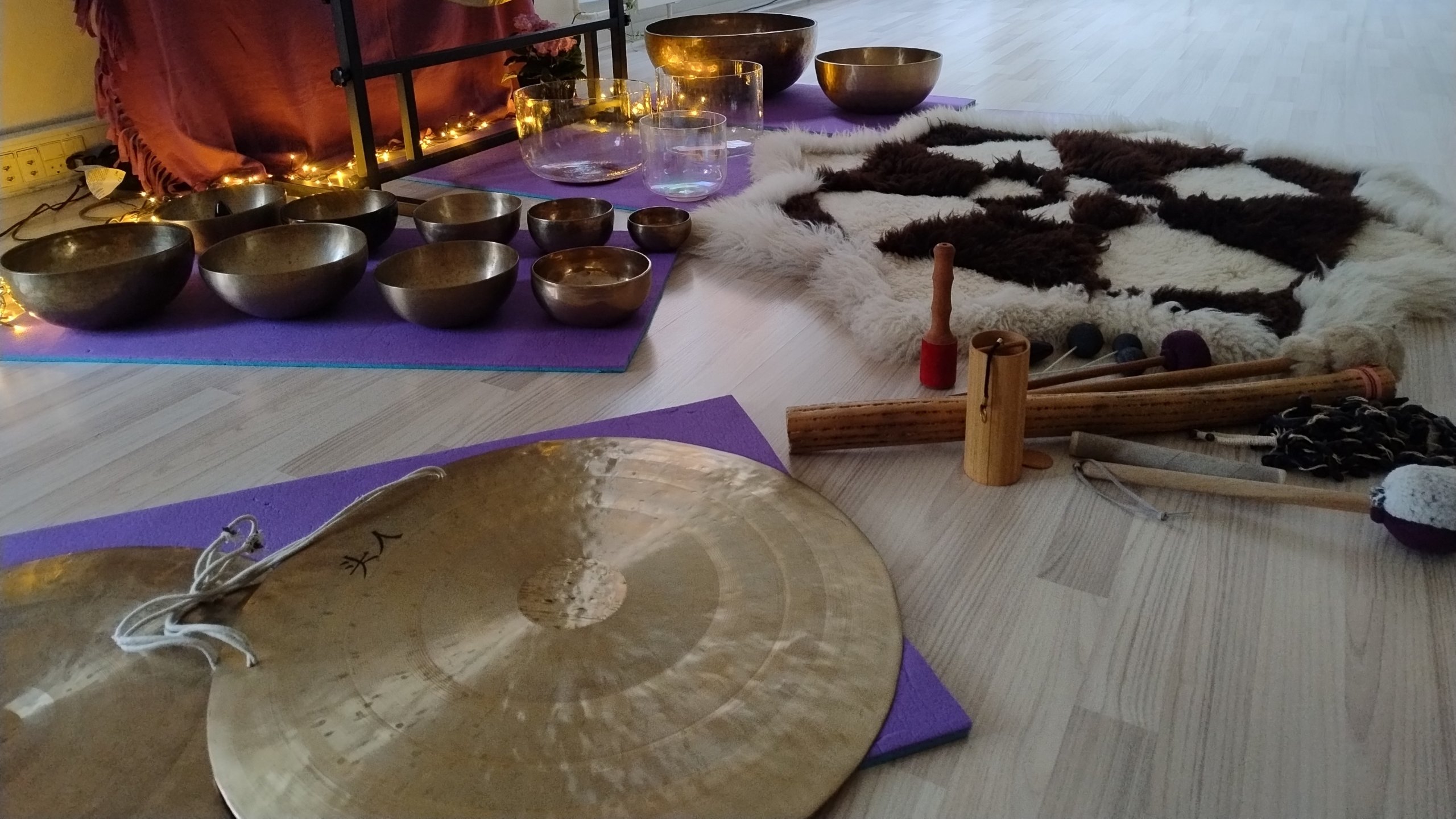 Gongs und Klangschalen