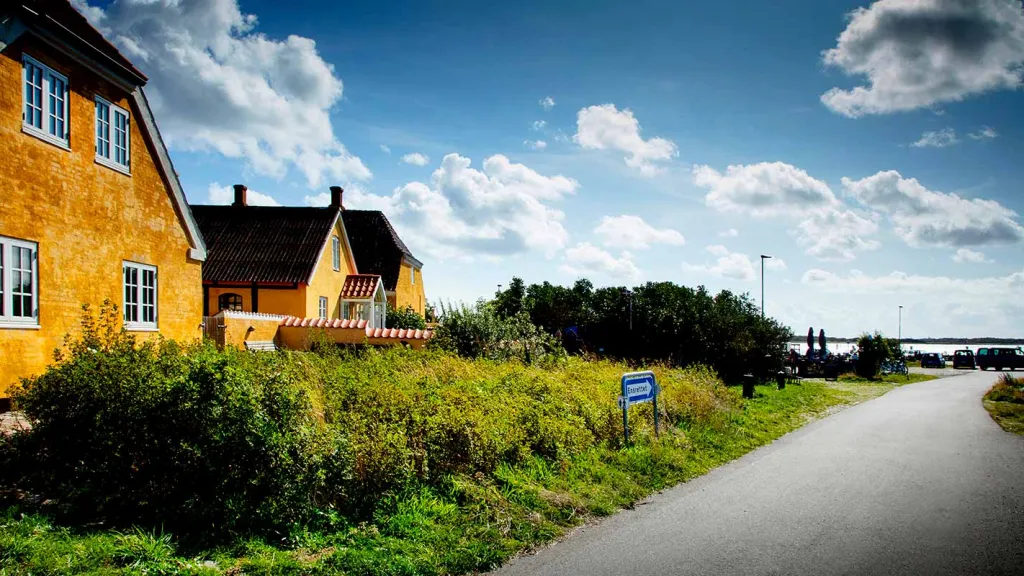 Langør-Samsø-gule-huse-set-fra-den-ensrettede-vej-1024x576