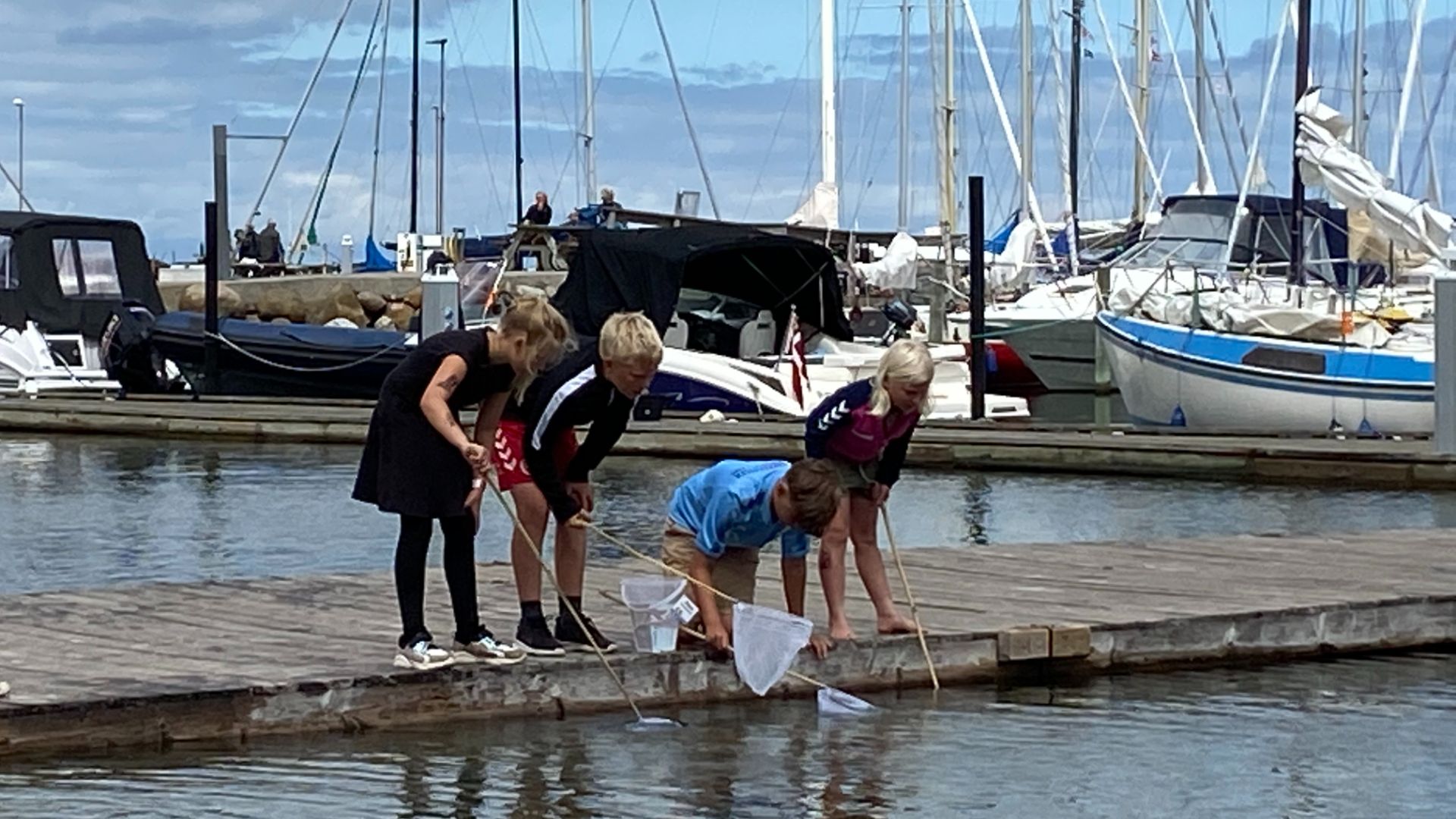 Familien Dolleris & Mikkelsen krabbefisker ved molen på Ballen havn.