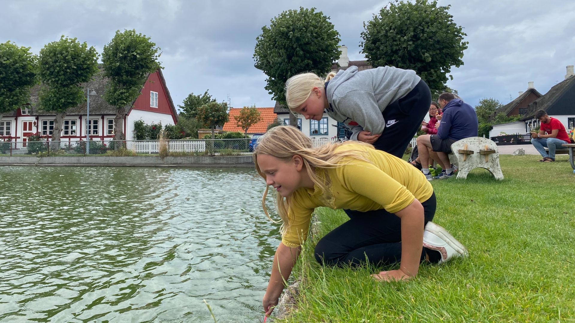 Familien Dolleris & Mikkelsen ved gadekæret i Nordby, Samsø.