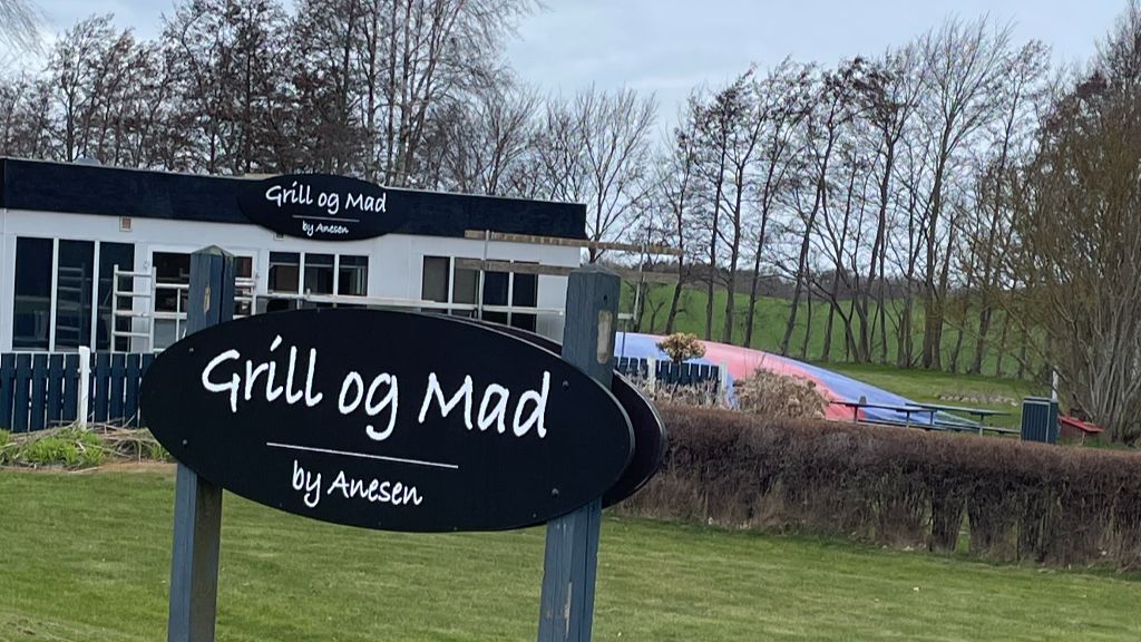 Schild bei Grill og Mad by Anesen