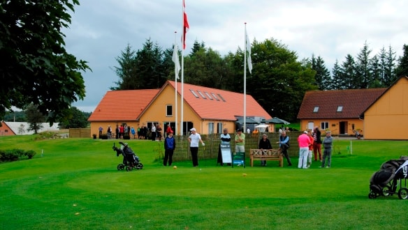 Himmelbjerg Golf Club - klubhus + green