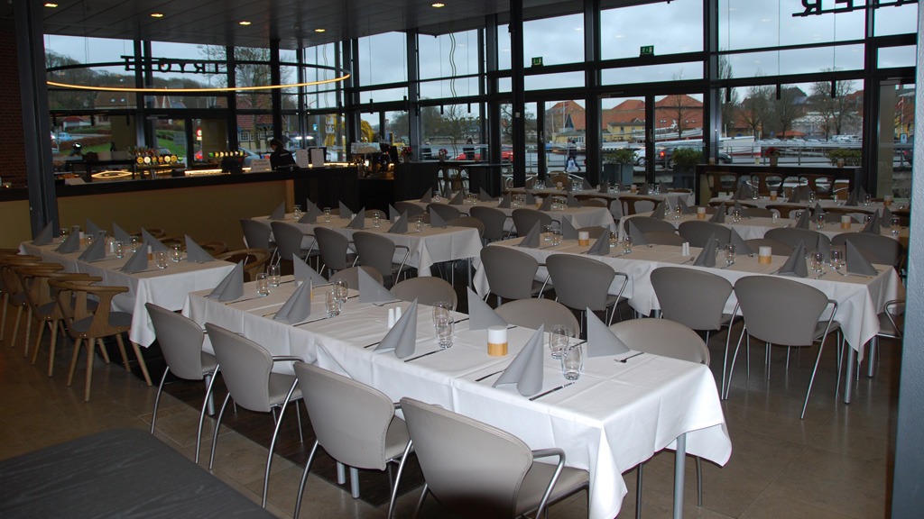 Stryget Restaurant & Cafe table settings