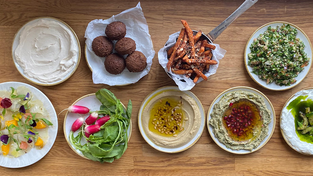 Tallerkner med forskelligt mad på restauranten BABBA