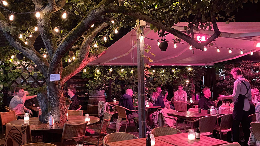 Udendørsservering på BABBA i Silkeborg