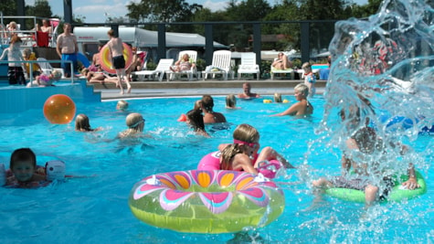 Bryrup Camping-Vandland - børn + voksne i pool