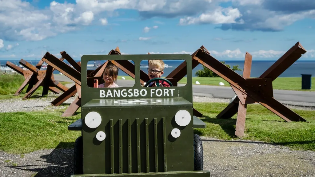 Børn der sidder i legebil ved Bangsbo Fort