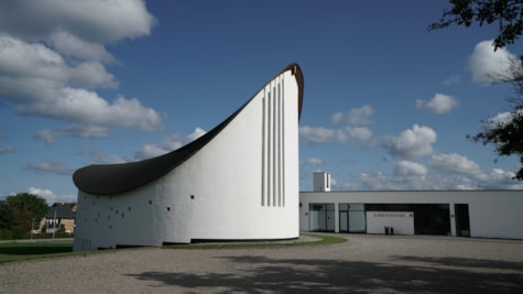 Strandby Kirke og Metodistkirken