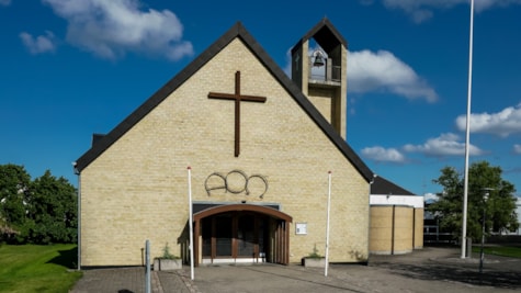 Strandby Kirke og Metodistkirken