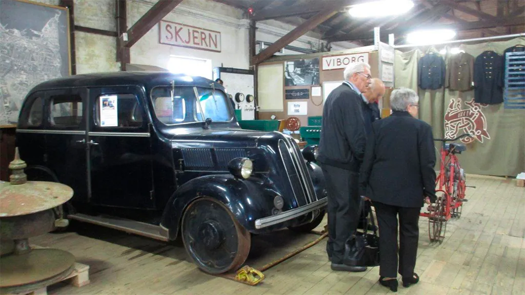 Midt- og Vestjyllands Jernbanemuseum - sort bil - Struer