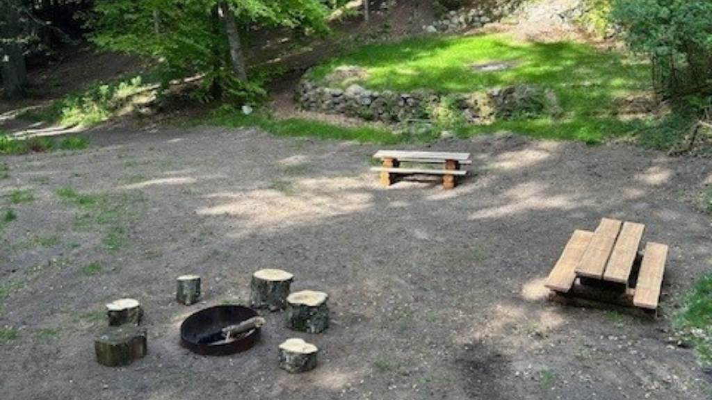 Shelter, Legind Bjerge