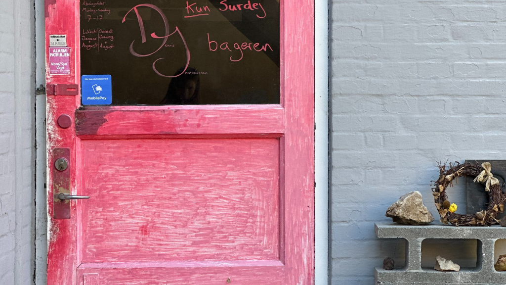 Find DJ Bageren bag den lyserøde dør