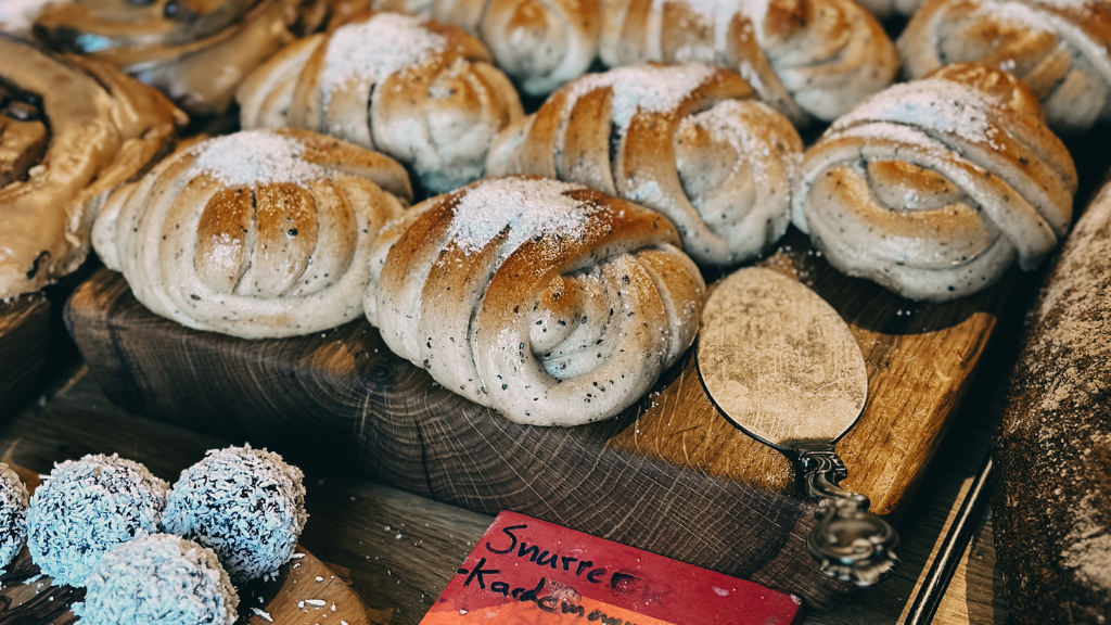 Nybagte kanelsnurrer hos DJ Bageren