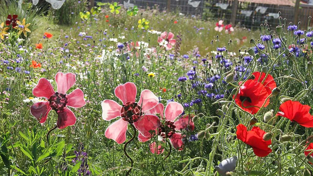 Dansk-Glaskunst_røde-blomster-i-haven
