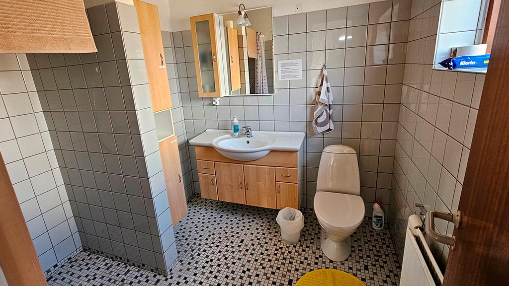 Shelter Britta-Farm house bathroom