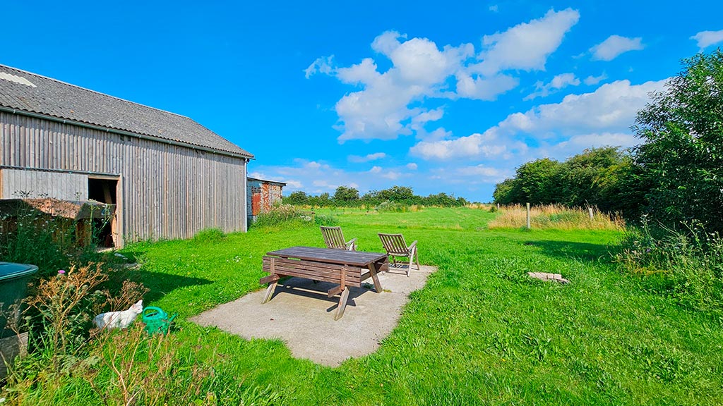 Shelter Britta-Farm with view of the meadow