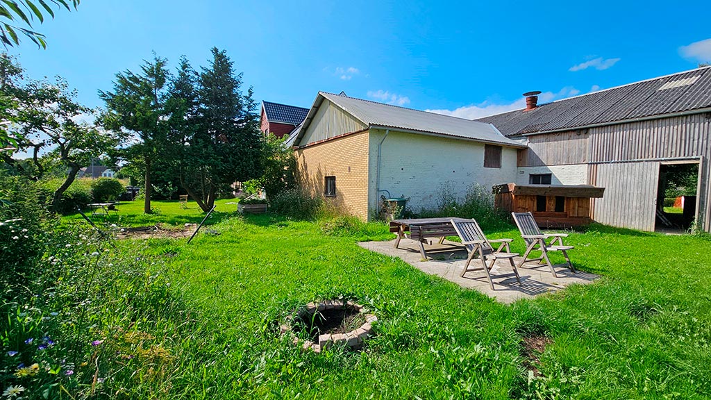 Shelter Britta-Farm with fire pit and table-bench set