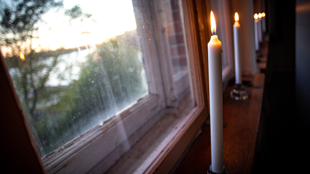 Danmarks befrielse fejres med lys på række i vinduerne hos Sønderborg Kaserne på øen Als