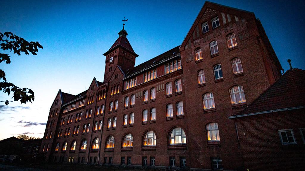 Lys i vinduerne hos Sønderborg Kaserne på øen Als ved fejring af Danmarks befrielse i 1945