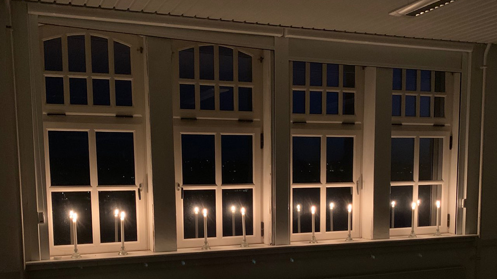 Vindue hos Sønderborg Kaserne på øen Als med lys under fejring af Danmarks befrielse i 1945