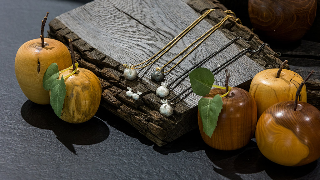 Gråsten æblet som smykke hos Sönnichsen Ure & Smykker i Sønderborg på øen Als