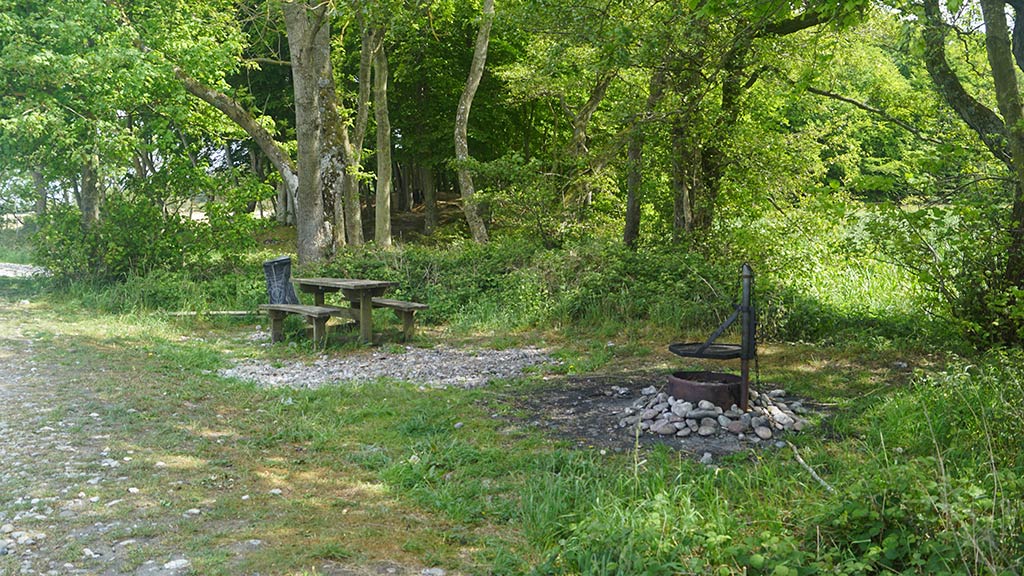 Fladbæk Strand mit Bankgarnitur und Grill - Nørreskoven Als