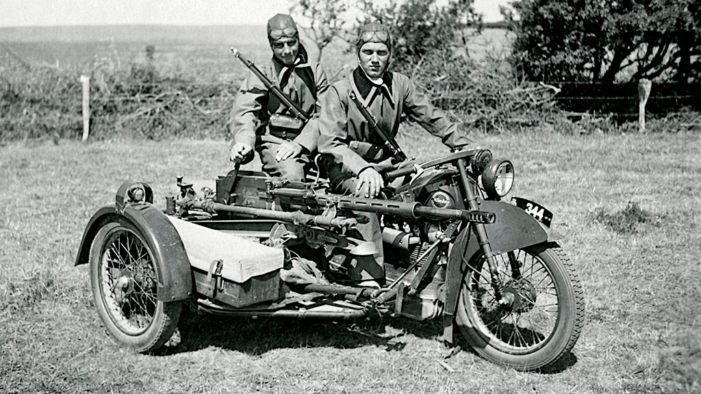 Danske soldater på Nimbus-motorcykel med 20-mm Madsen maskinkanon