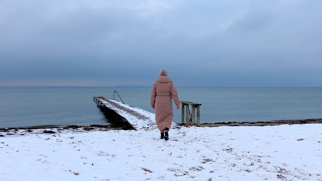 Winter bather from Nordals Vinterbadere heading out at Købingsmark Strand