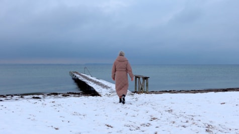 Vinterbader fra Nordals Vinterbadere på vej ud ved Købingsmark Strand