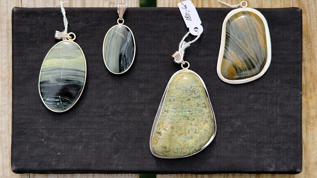 Anhänger aus poliertem Stein in der Galleri Skovby Mølle auf der Insel Als