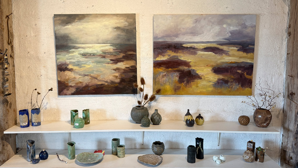 Gemälde und Keramik in der Galleri Skovby Mølle auf der Insel Als