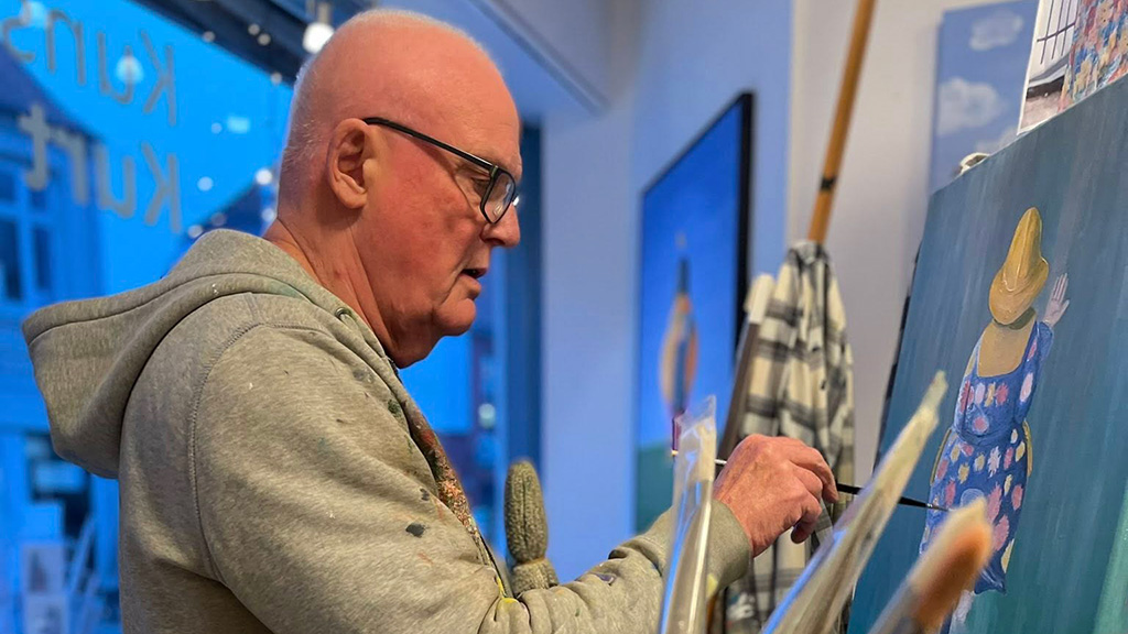 Kunstner Kurt Hansen i gang med værket "Magrethe på tur"