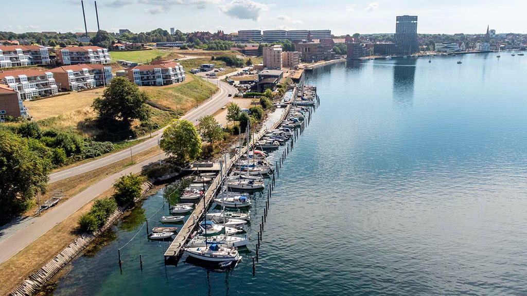 Havnen Verdens Ende på øen Als, med Hotel Alsik og Sønderborg by i baggrunden