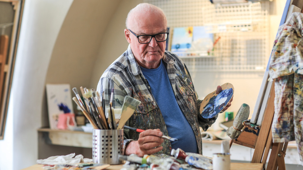 Galleri Blå Dør - se kunstneren Kurt Hansen arbejde i galleriet i Sønderborg