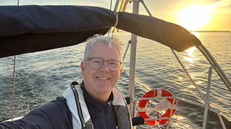 Einar fra Sailing Sønderborg nyder aftensolen ombord på Súla