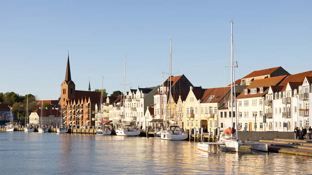 Die Hafenpromenade in Sønderborg im sanften Abendlicht auf der Insel Als