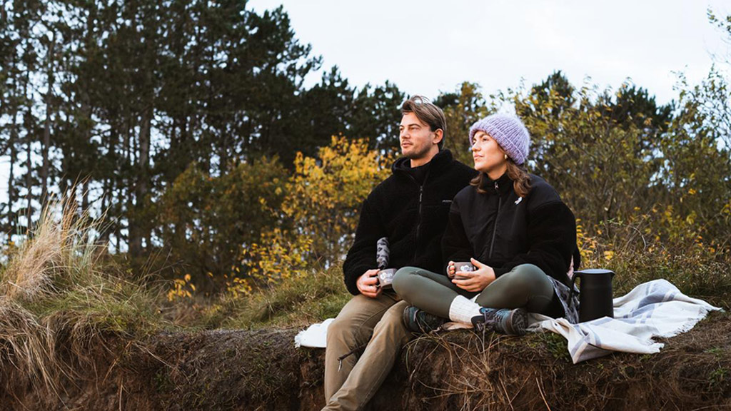 A couple are enjoying the autumn scenery in Sønderjylland