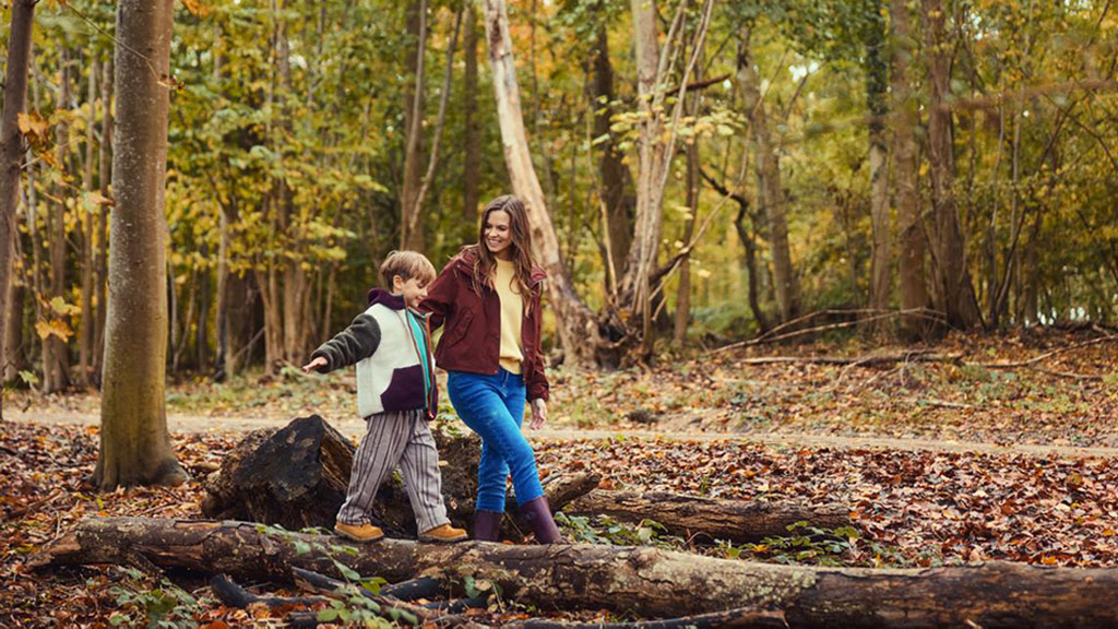 Mutter und Sohn genießen den Herbstwald auf Als im Center Parcs Nordborg Resort