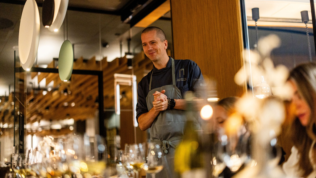 Peter Rødsgaard under service på Michelinrestaurant Syttende i Sønderborg på øen Als