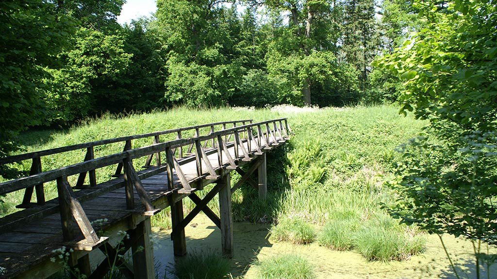 Die Brücke zur Helvedgård voldsted im Nørreskoven auf Als