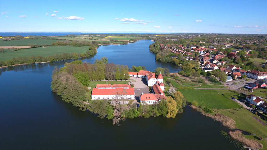 Luftfoto af Nordborg Slot og Nordborg Sø på Als