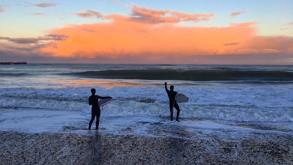 Silicon VØ surfere i solnedgang