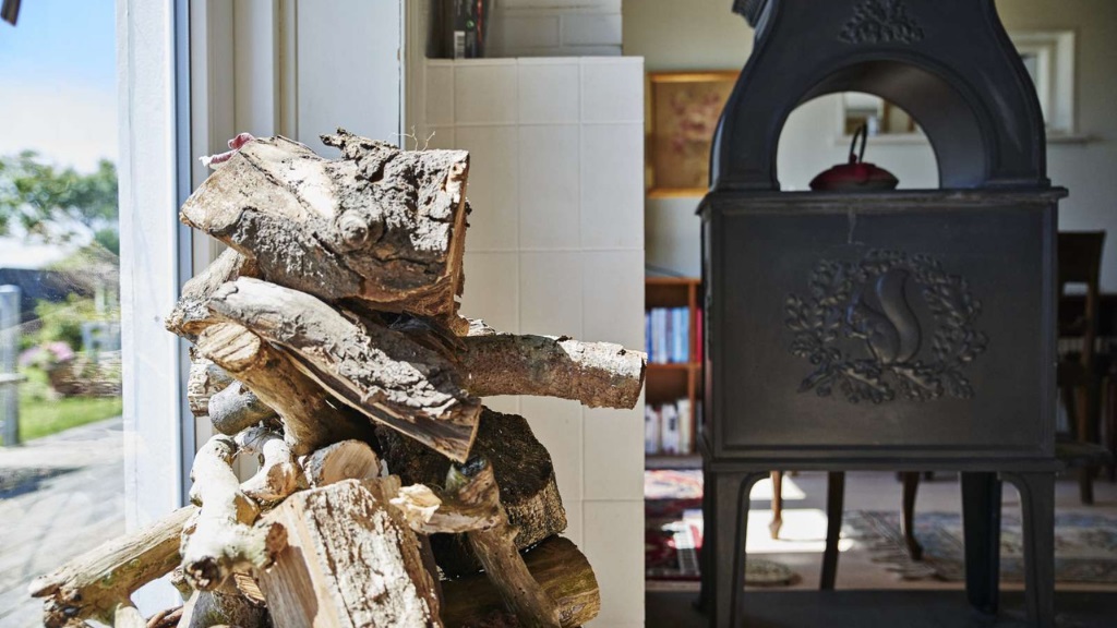 Agger Hostel - Brænde og brændeovn