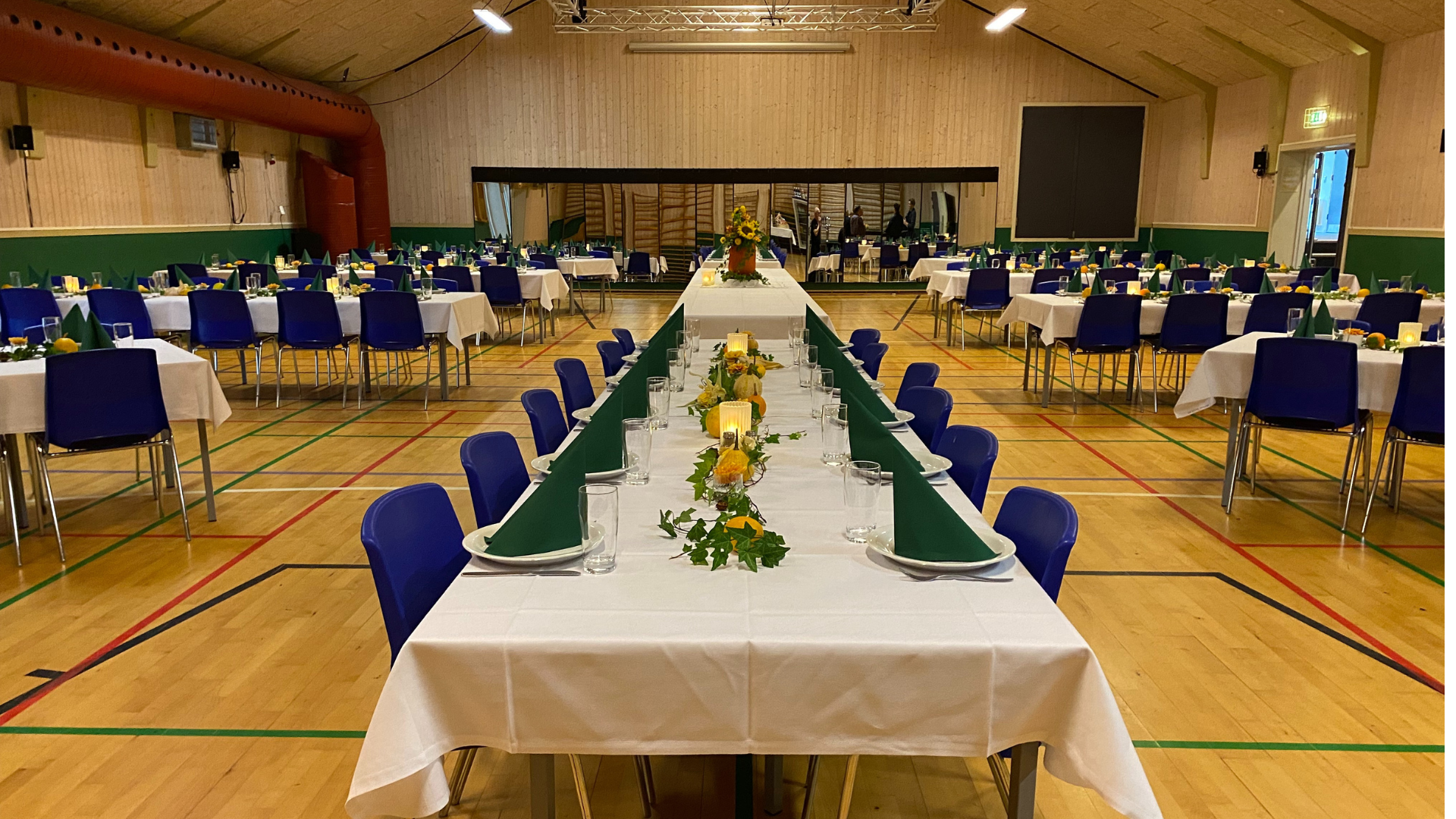 Vores lille hal med plads til 150 personer.