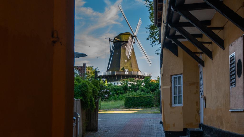 Kruchovs har fanget et glimt af den gamle bymølle i Rudkøbing gennem en baggård