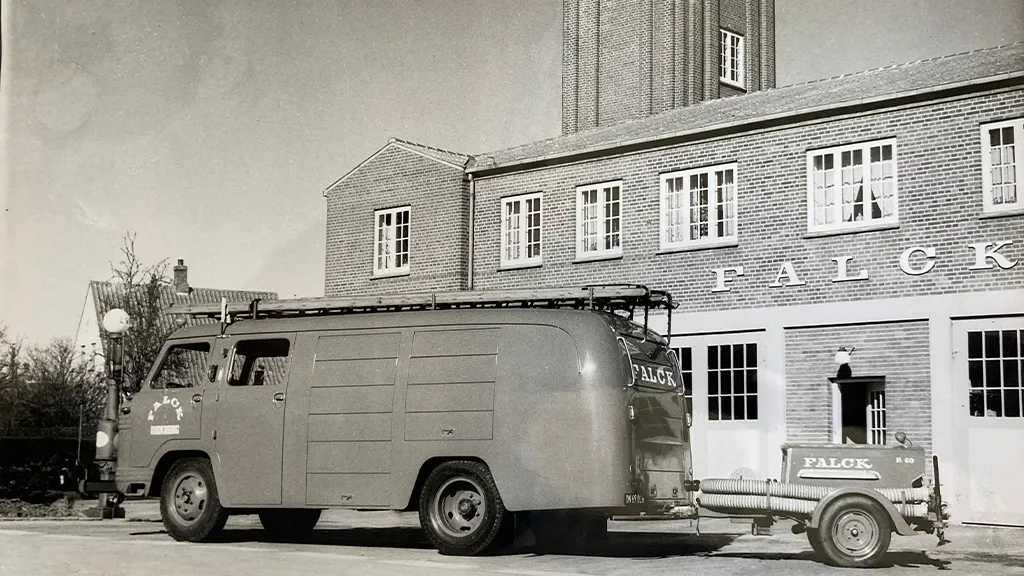 Brandbil foran Brandstationen i Rudkøbing i 1950erne