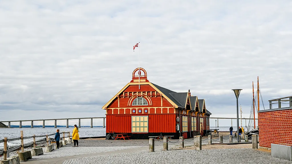 På Rudkøbing Havn finder man det gamle varehus og ofte også skonnerten Mjølner