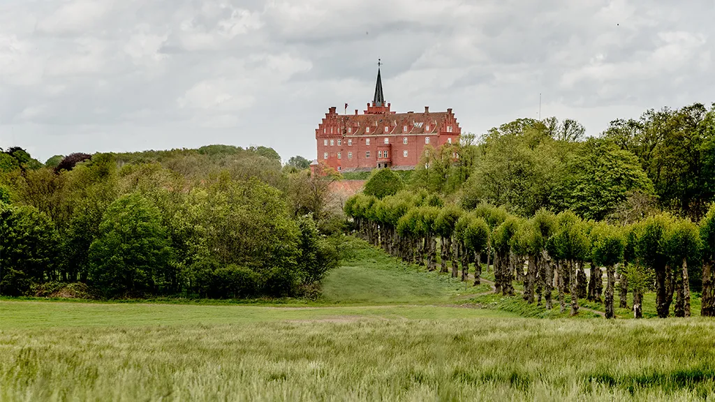 Det rødkalkede Tranekær Slot er bygget på en Hatbakke skabt af istiden