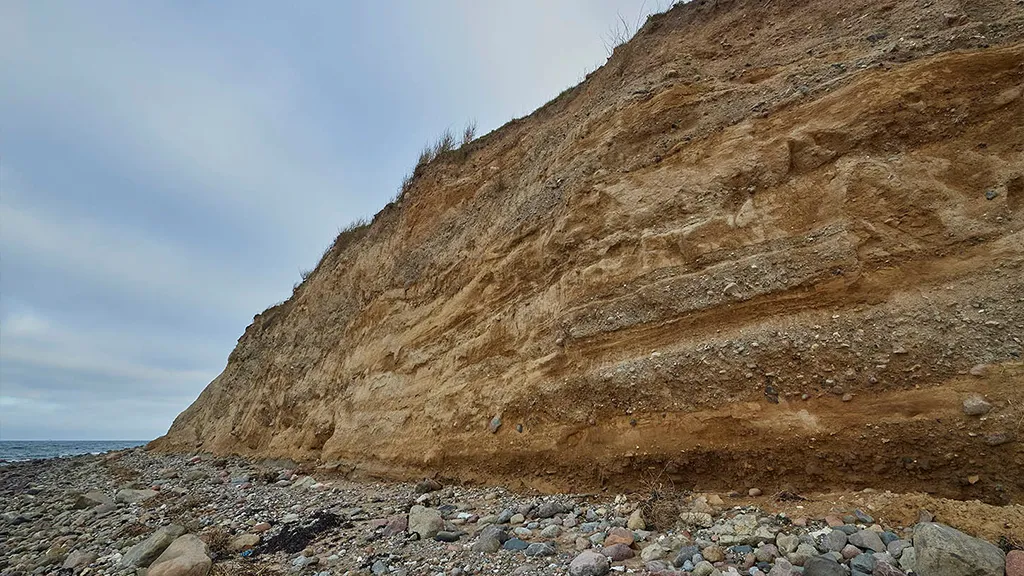 Bagenkop Bjerg med lerlag fotograferet mod nord